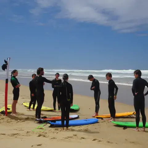 Séance d'échauffement avant le cours de surf