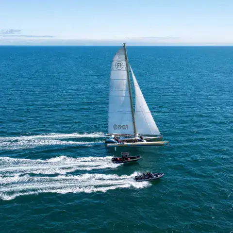 Trimaran en navigation dans la baie de Quiberon