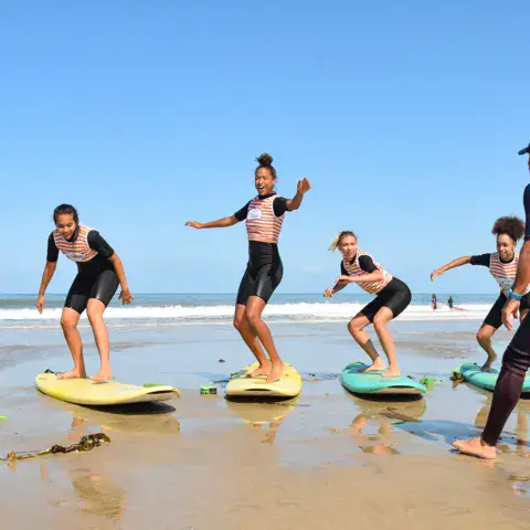 Élèves en séance de surf sur la plage de Soulac