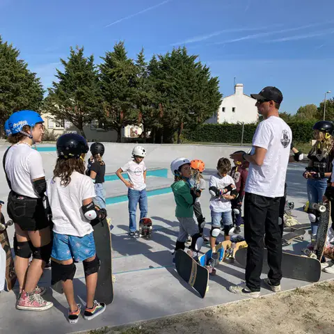 Cours de skate au skatepark
