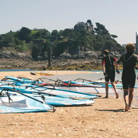 Planches à voile sur la plage de l'Écluse