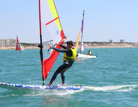 Cours de planche à voile devant la plage