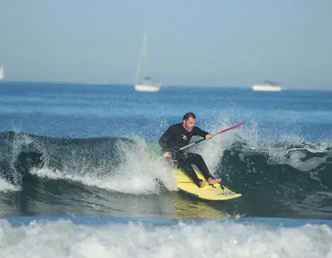 Surfeur dans une vague