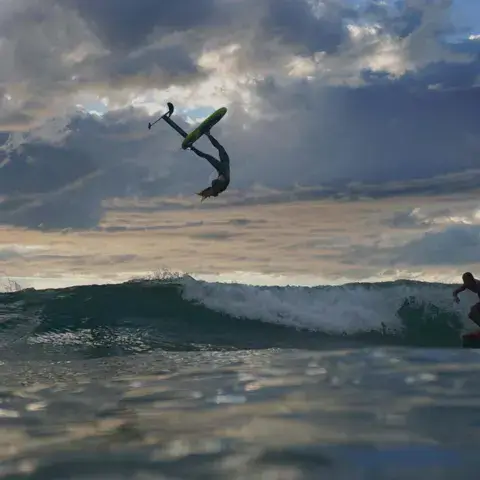 Session de surf et de foil au coucher du soleil à Biarritz