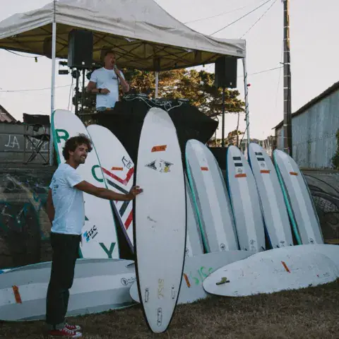 Planches de surf alignées lors d'un événement du club