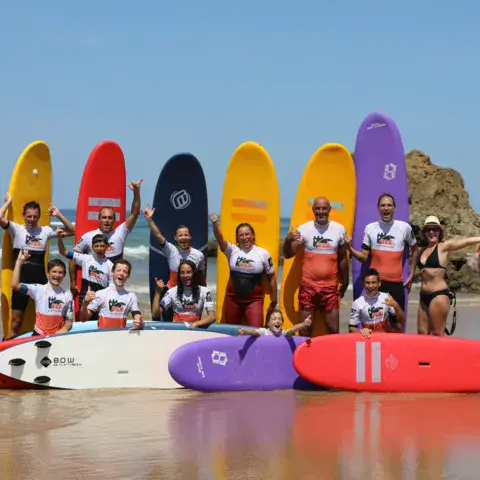 Groupe d'élèves avec leurs planches sur la plage d'Ilbarritz