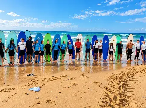 Groupe d'élèves de l'école au bord de l'océan