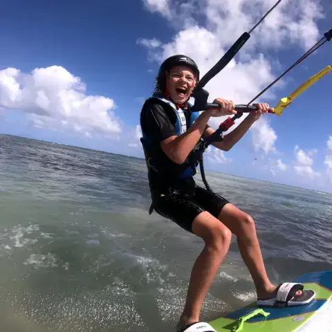 Élève en navigation à la voile de traction dans la baie de Bonne Anse