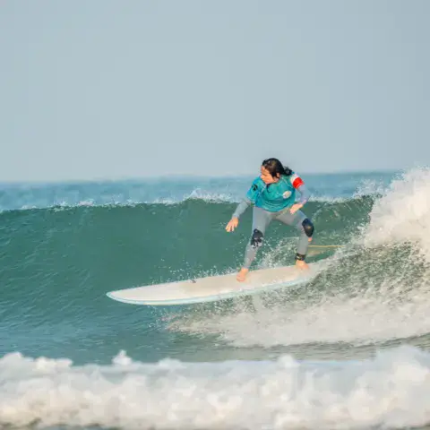 Surfeuse sur une vague à Capbreton