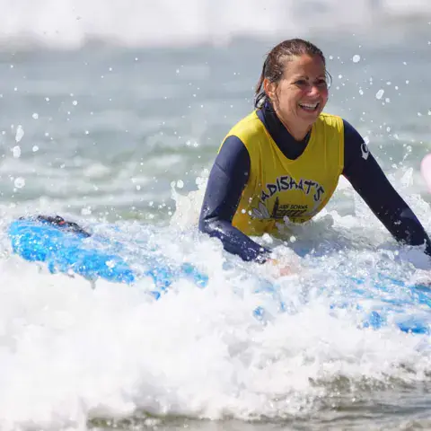 Élève de l'école dans les vagues de Capbreton