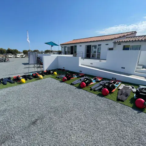Local de l'école et matériel installé sur la pelouse