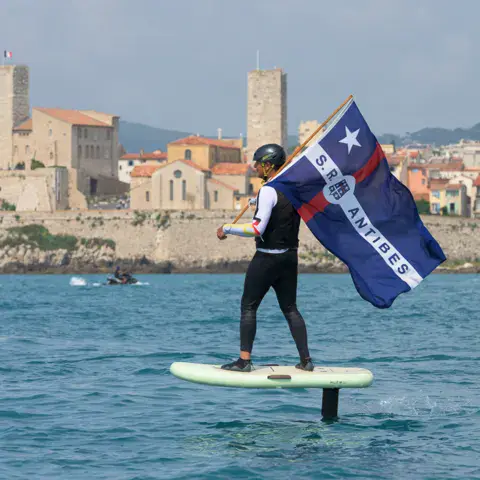 Foil devant le fort carré d'Antibes aux couleurs de la Société des Régates