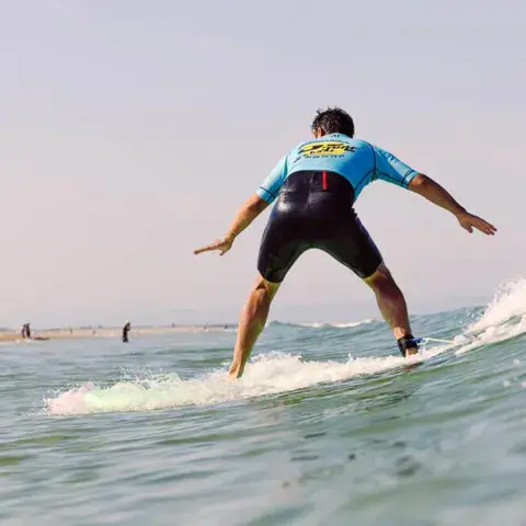 Élèves en séance de surf à Hossegor