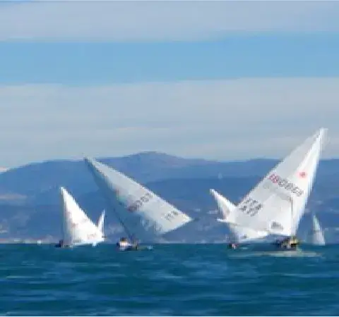 Flotte de dériveurs en régate devant Antibes