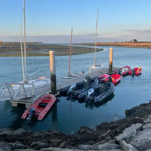 Les bateaux d'encadrement de l'école au port