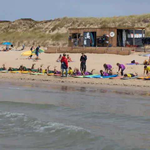 Cabane de l'école et cours de surf sur la plage du Gros Jonc
