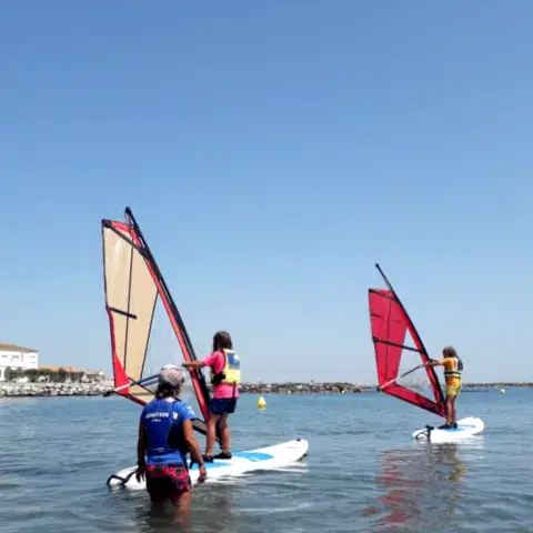 Cours de planche à voile pour enfants
