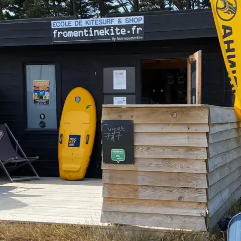 Local de l'école de kitesurf et de wingfoil à Fromentine