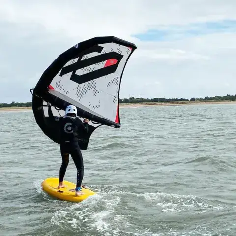 Élève en cours de wingfoil