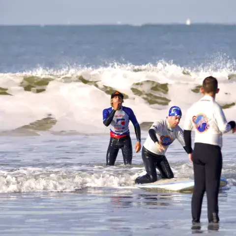 Encadrement d'une séance de surf dans les vagues