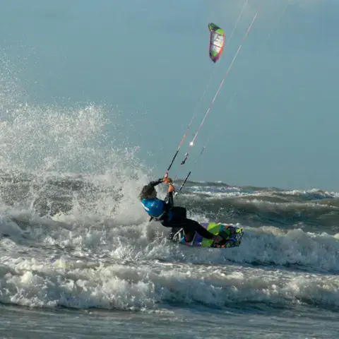 Kitesurfeur dans les vagues sur la Côte d'Opale