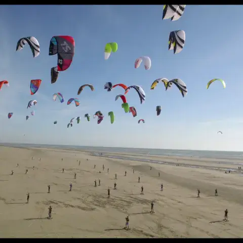 Ailes de kitesurf sur la grande plage de Berck