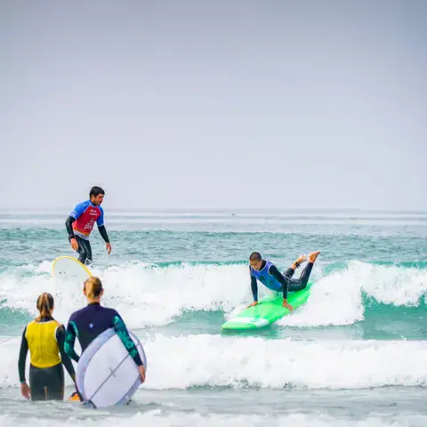 Cours de surf dans les vagues de la Torche