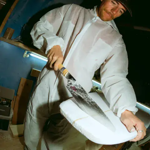 Le shaper au travail dans l'atelier