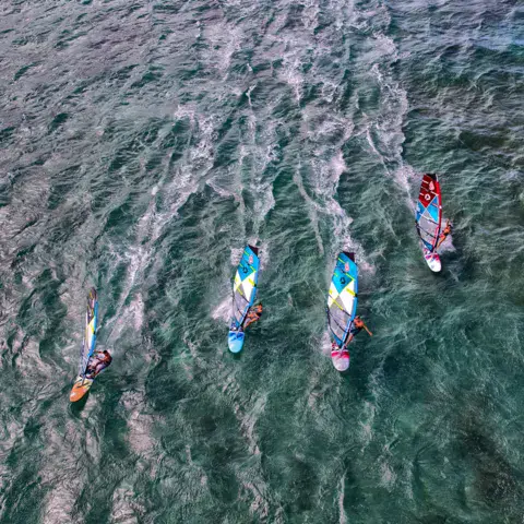 Groupe de planches à voile en navigation