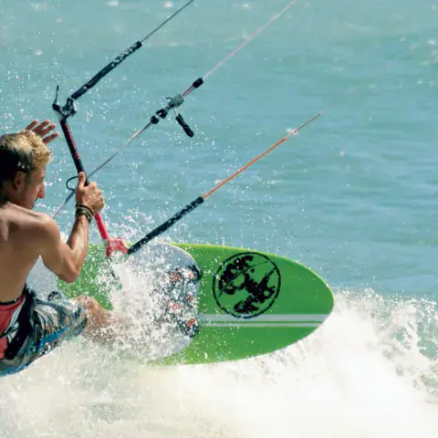 Kitesurfeur en action devant l'île de Ré