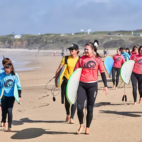 Groupe de stagiaires en route vers l'eau sur la plage