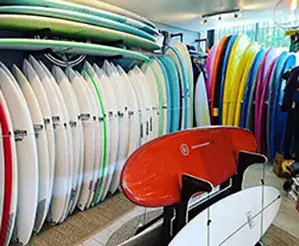 Intérieur du shop avec les planches de surf