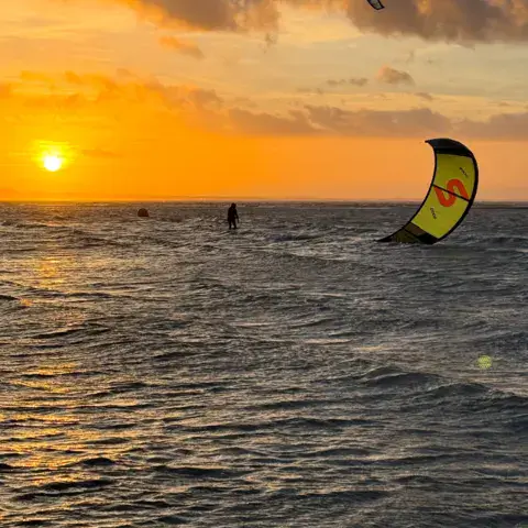 Kitesurf au coucher du soleil