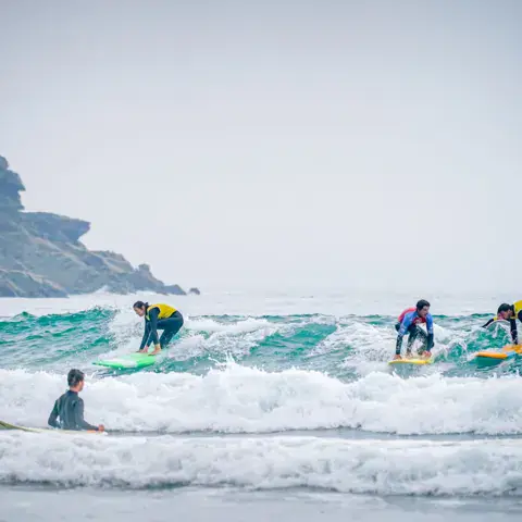 Séance d'échauffement sur la plage avant le cours