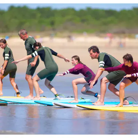 Groupe d'élèves s'entraînant dans les vagues d'Oléron