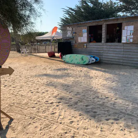Cabane de l'école sur la plage de la Rémigeasse
