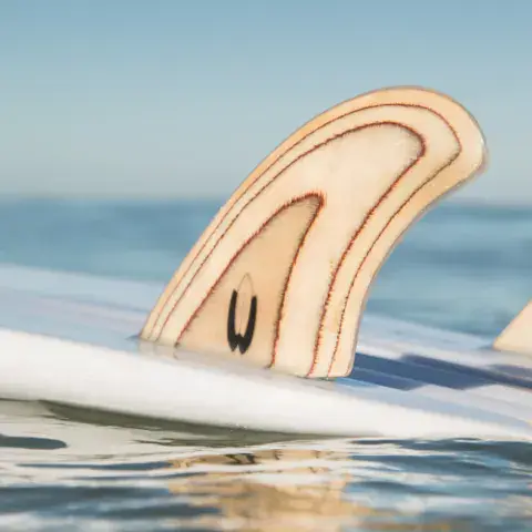 Dérives en bois sur une planche de surf