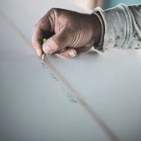 Traçage à la main sur une planche à l'atelier