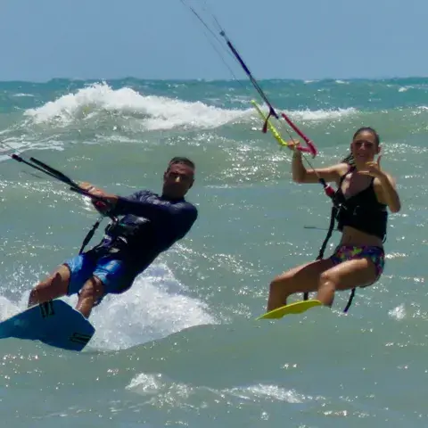 Deux kitesurfeurs en session sur la baie de l'Almanarre