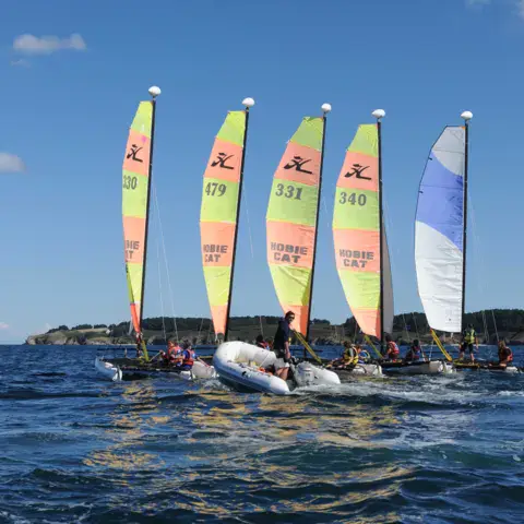 Flottille de catamarans Hobie Cat en mer