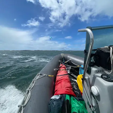 Bateau pneumatique d'encadrement en mer