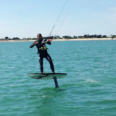 Rider en foil sur le plan d'eau