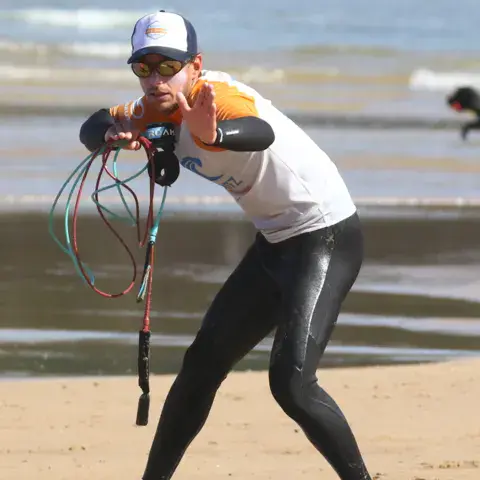 Moniteur donnant une consigne sur la plage