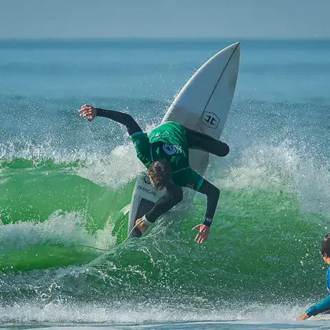 Surfeur sur une vague