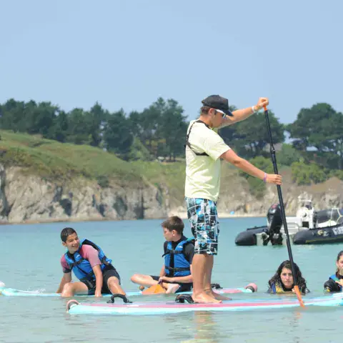 Sortie en stand up paddle avec un moniteur