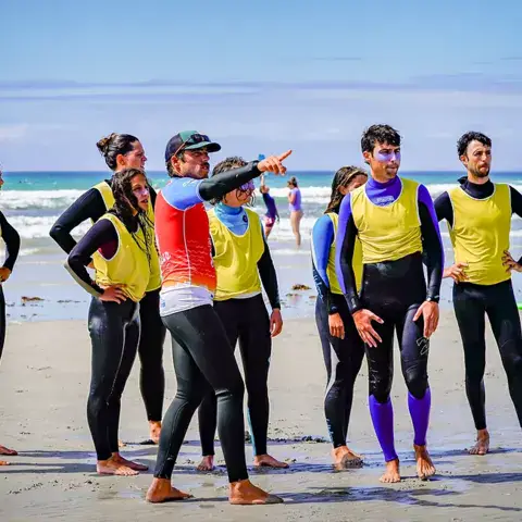 Cours de surf dans l'eau