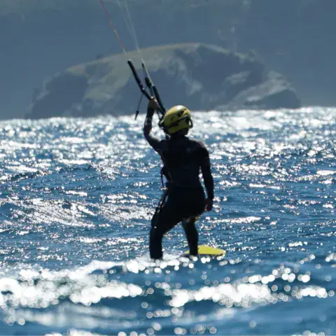 Kitesurfeur en navigation en baie de Hyères