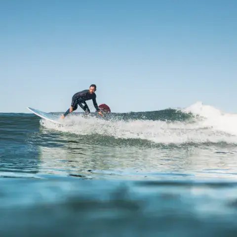 Surfeur sur une vague