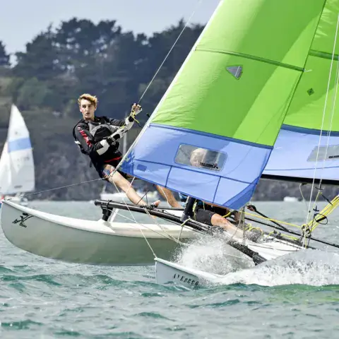 Catamaran Hobie Cat en navigation