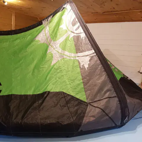 Aile de kitesurf en réparation sur la table de l'atelier